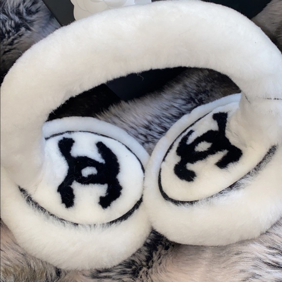 ❗️SOLD❗️Chanel Ivory shearling earmuffs BNWT - Picture 3 of 10
